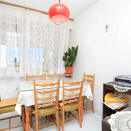 - 13885 Apartman